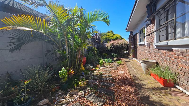 6 Bedroom Property for Sale in Fraaiuitsig Western Cape